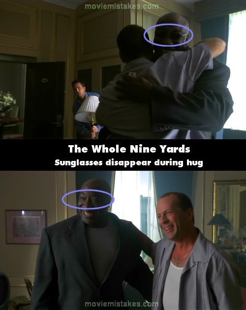 Phim The Whole Nine Yards, cảnh gặp gỡ đầu tiên giữa Michael Clark Duncan và Bruce Will, Michael Clark Duncan hết bỏ kính ra, rồi lại đeo kính vào, rồi lại bỏ kính ra ở cảnh truớc, trong và sau khi ôm Bruce Willis